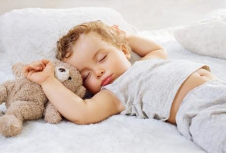 Come Aiutare il Bambino a dormire da solo – Le Coccole