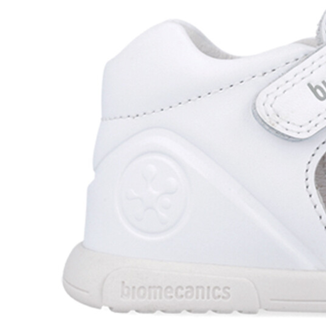 Sandali primi passi Biomecanics bianchi fantasia con strappo e punta chiusa