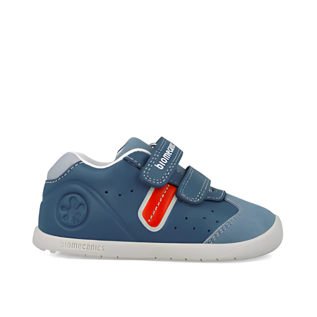 Profilo destro delle scarpe primi passi Biomecanics Biogateo in pelle azzurra con strisce decorative