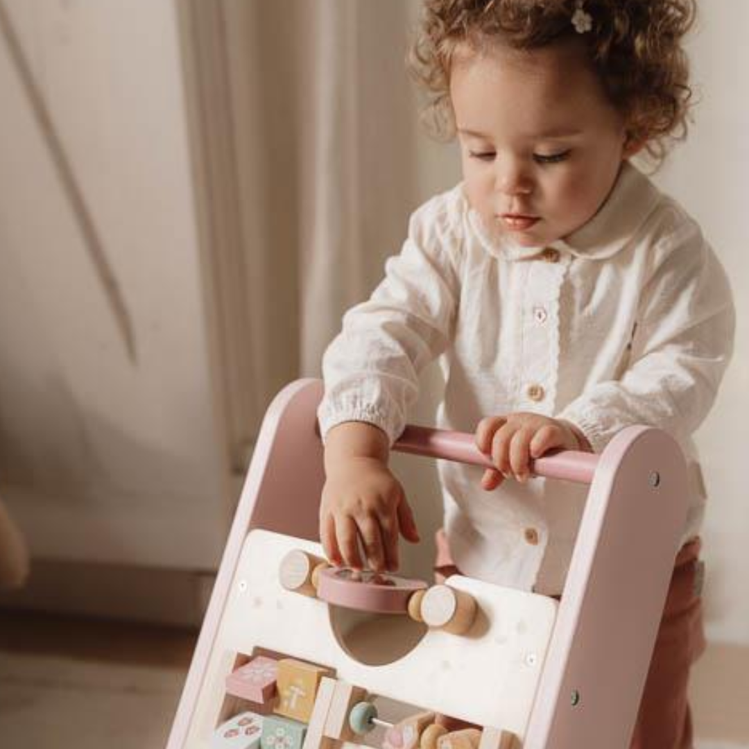 Bambino che gioca con il carrello primi passi multiattività di Little Dutch