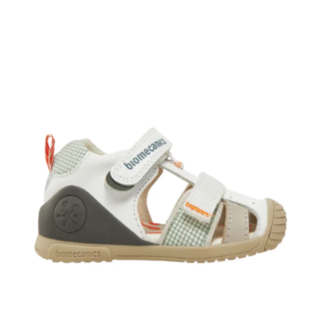 Sandalo Biomecanics Biogateo per bambini, colore bianco e beige con inserti arancioni, design aperto con chiusura in velcro e rinforzo sul tallone.