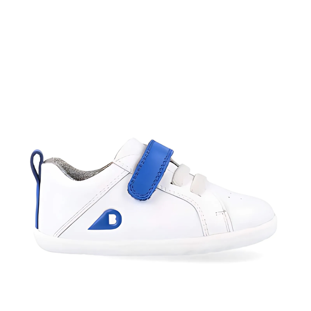 Scarpe Bobux Step Up Pace Optical White + Gentian, con lacci elastici, cinturino in velcro blu e suola flessibile per bambini che iniziano a camminare