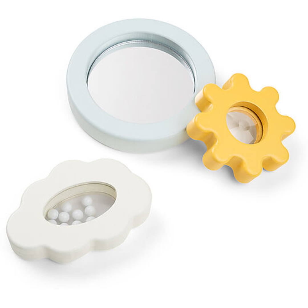 Dettaglio pezzi del set: forme geometriche e animali colorati.