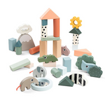 Vista creativa di torri e costruzioni realizzate con il Done By Deer - Set Costruzioni di Legno Deer Friends, ideale per stimolare fantasia e motricità.