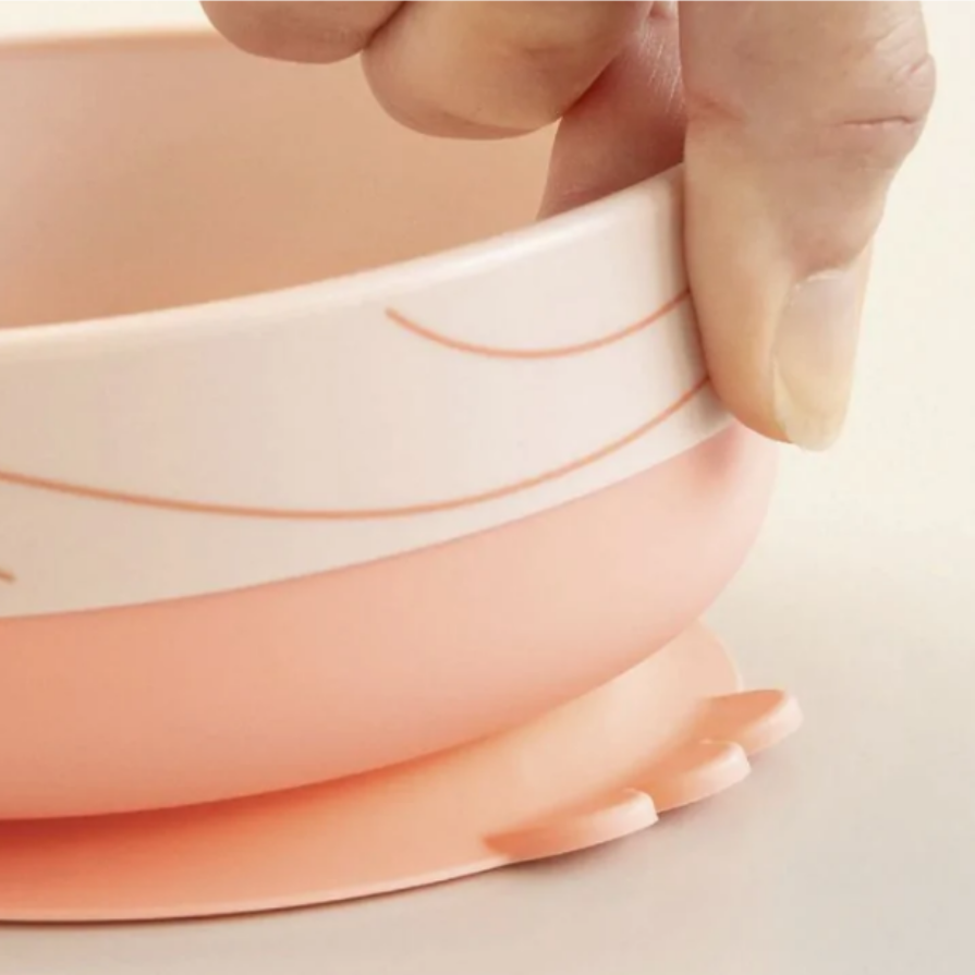 Primo piano della base con ventosa della ciotola rosa del Set Foodie Wally di Done by Deer