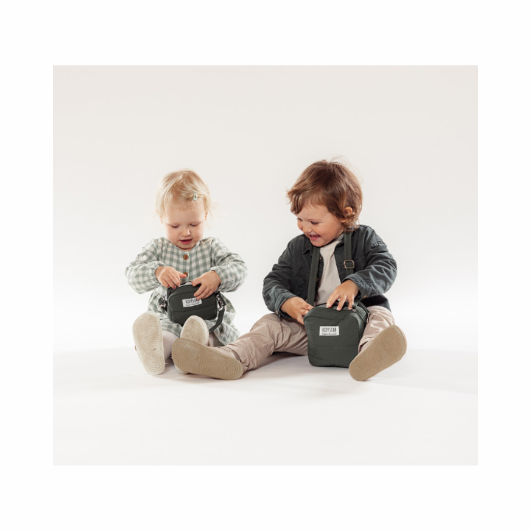 borsa porta fotocamera Hoppstar Bag Midi nel colore verde militare.
 Perfetta per trasportare e proteggere la fotocamera Hoppstar.