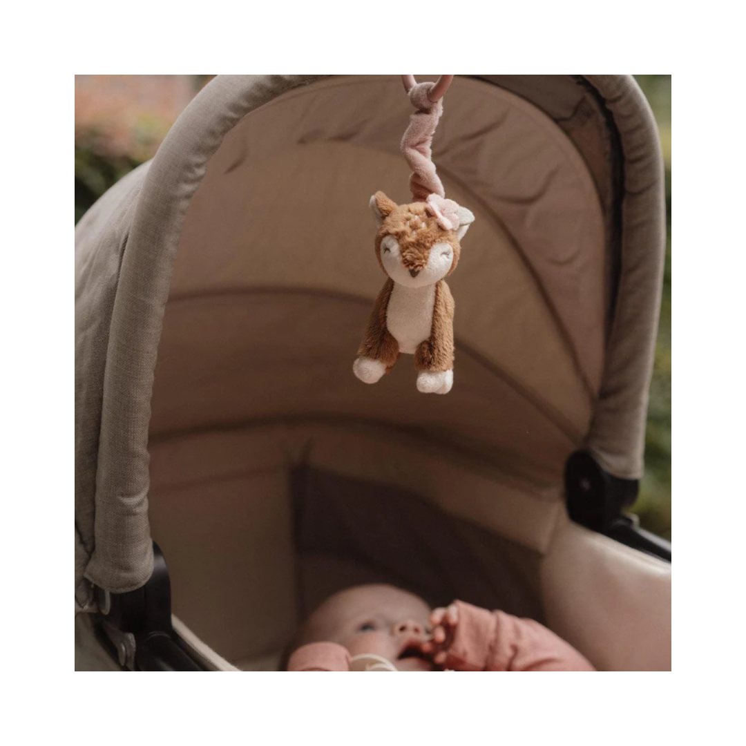 Gioco multisensoriale Little Dutch a forma di cerbiatto appeso al passeggino con un neonato che lo osserva.