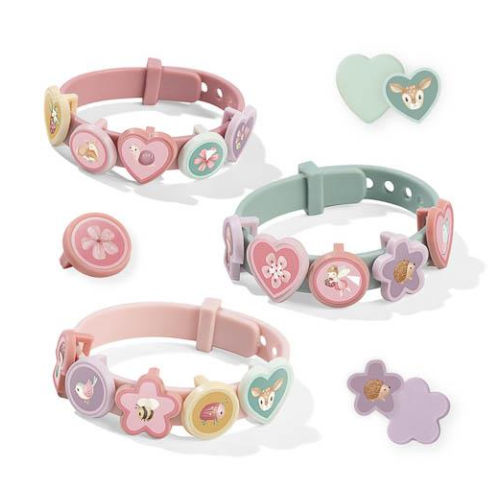 Braccialetti con charms floreali e animali del bosco, creati con il kit per fare braccialetti Fairy Garden di Little Dutch.