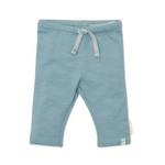 Vista frontale dei pantaloni blu Little Dutch Forest Friends con cordino decorativo in vita e cuciture tono su tono, su sfondo bianco.