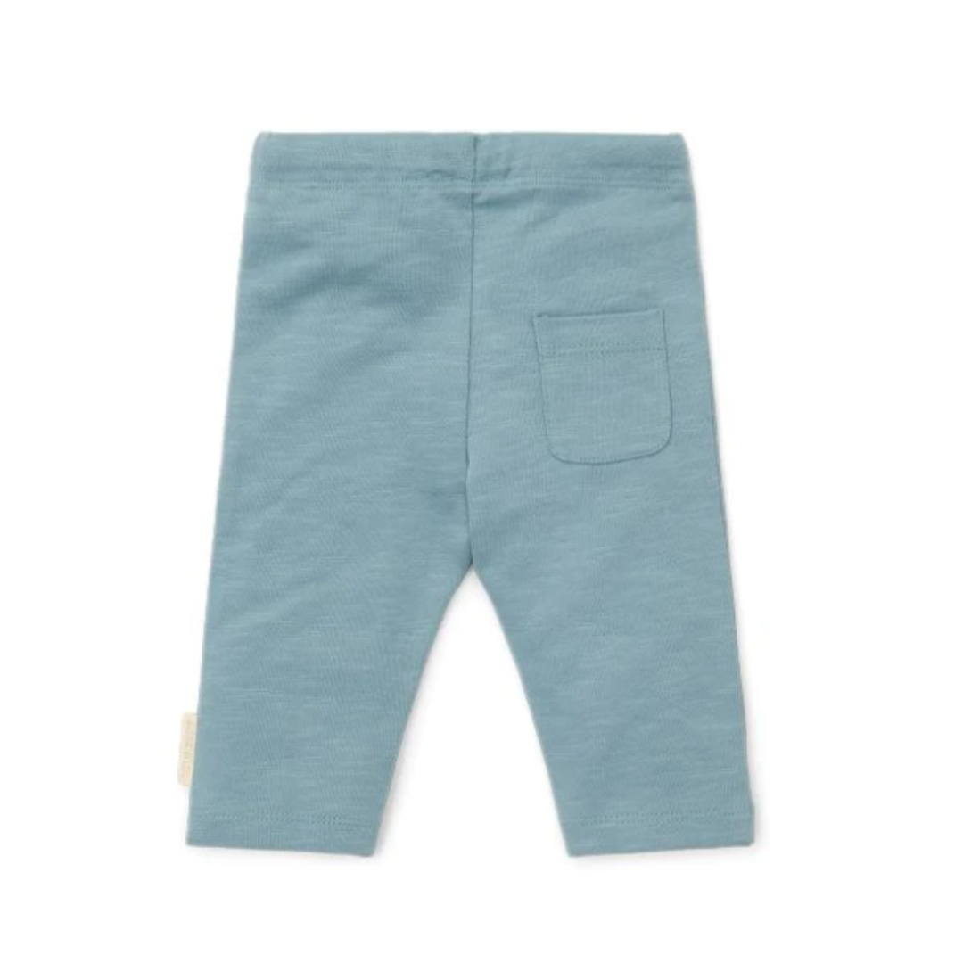 Vista posteriore dei pantaloni blu Little Dutch con tasca applicata sul retro, presentati su sfondo bianco neutro.