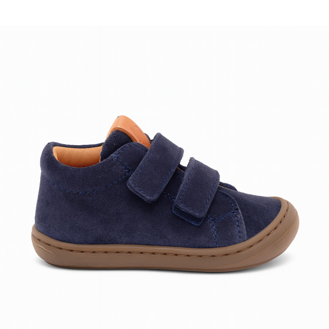 Scarponcini morbidi bambini in pelle scamosciata blu navy con doppio velcro e suola in gomma flessibile – profilo laterale