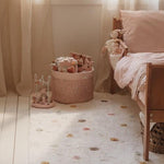Dettaglio delle forme colorate da afferrare sul cubo sensoriale Little Dutch Fairy Garden