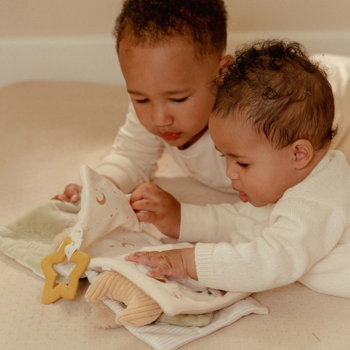 Specchietto e sonaglio del libro Newborn Naturals Little Dutch