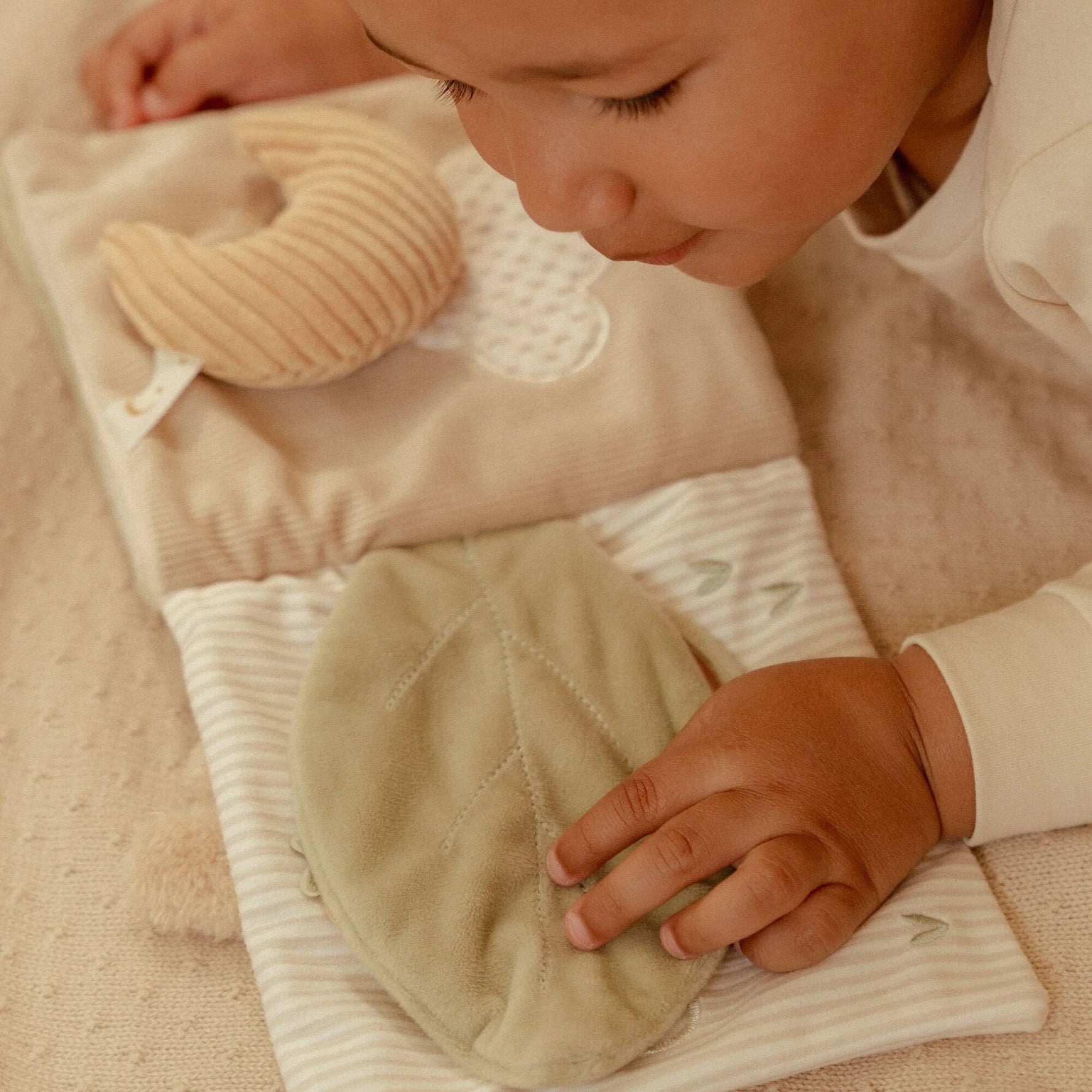 Pagine del libro Newborn Naturals con il coniglietto Baby
