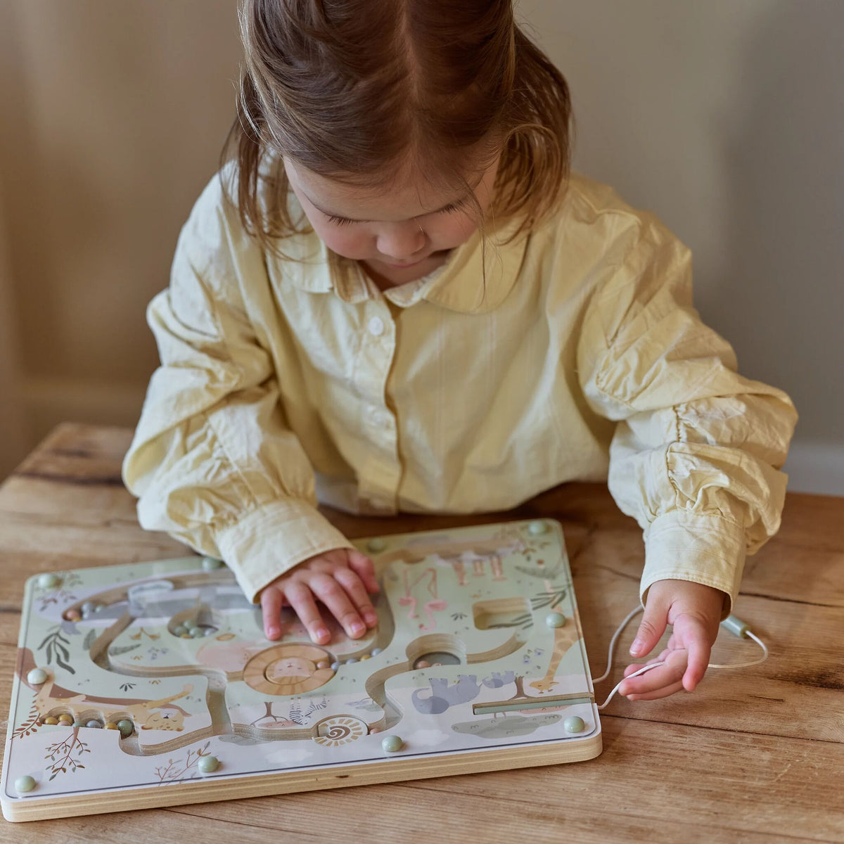 Bambina che gioca con il labirinto magnetico Little Dutch Safari Friends