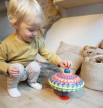 Trottola a pressione in latta Small Foot, gioco per bambini di 18 mesi