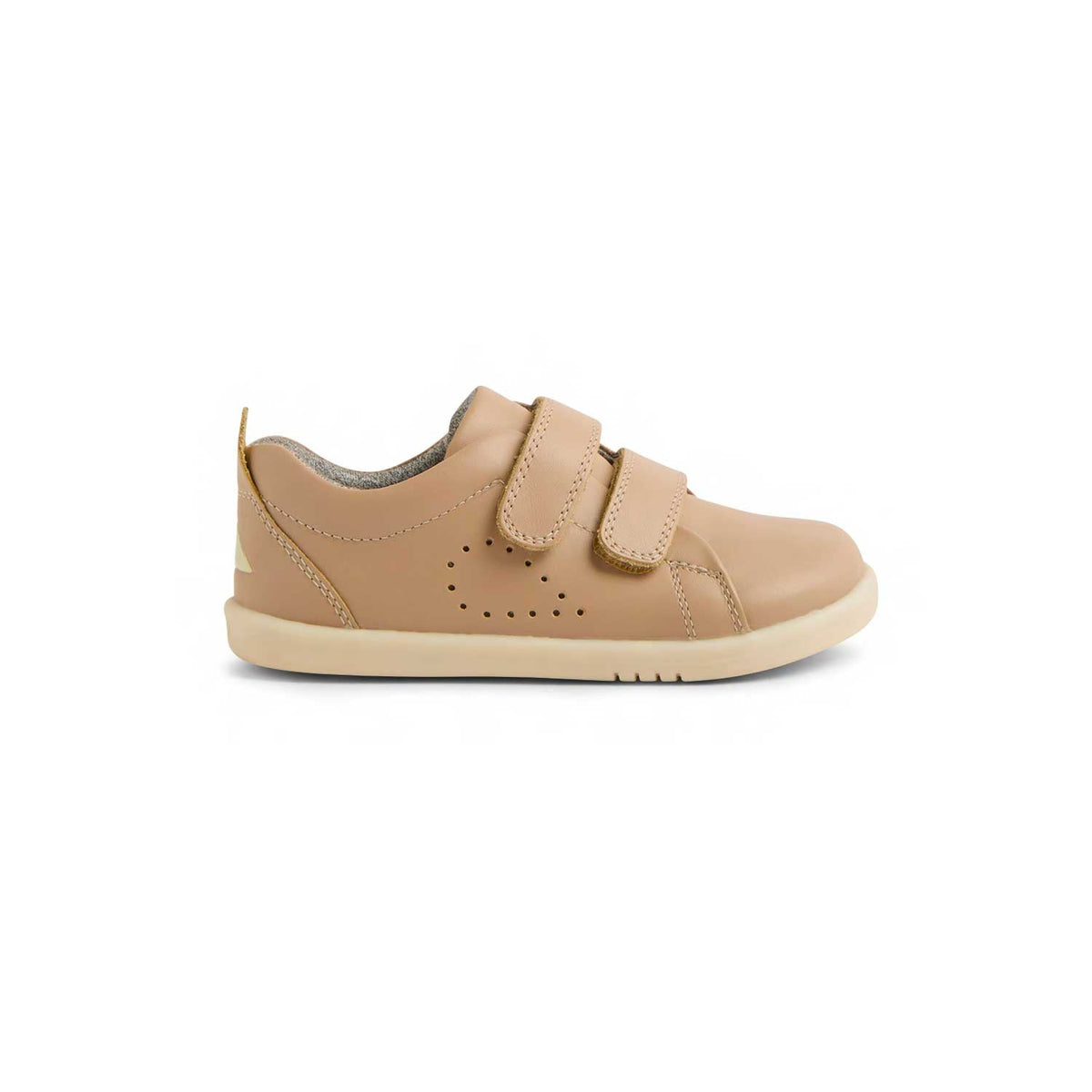 Sneaker Bobux Kid+ Grass Court II Warm Taupe in pelle beige con doppio velcro, motivo Bobux sul fianco e suola color panna
