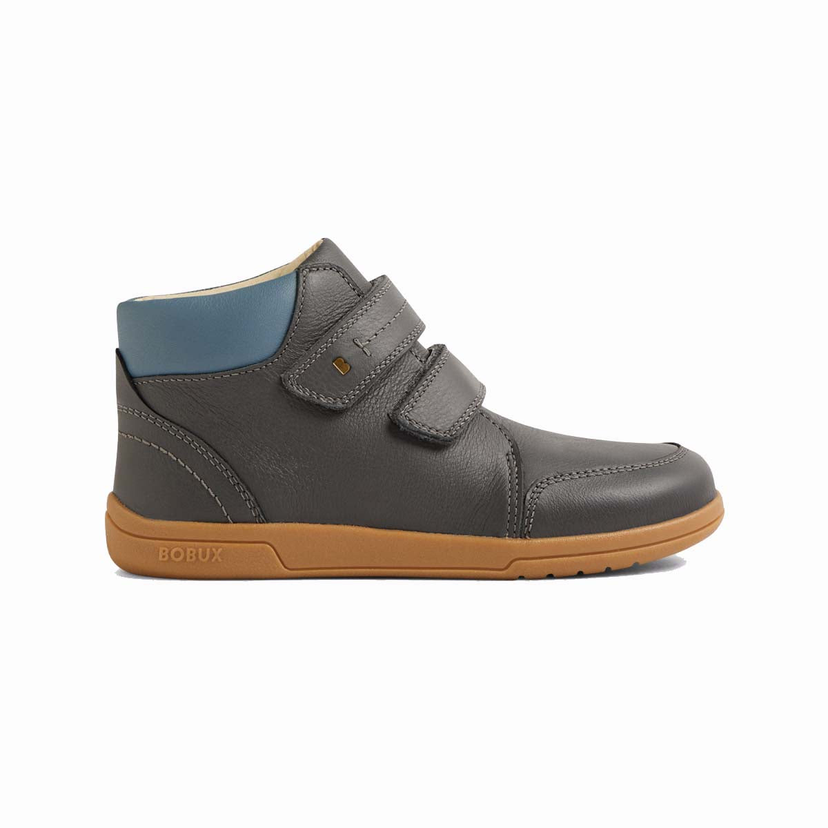 Scarponcino Bobux Kid+ Timber II Dark Gull Grey in pelle grigia con collo azzurro, doppio velcro e suola color miele