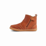 Stivaletto Bobux Kid+ Billie II Caramel in pelle caramello con cerniera laterale, bucature decorative e linguetta sul tallone