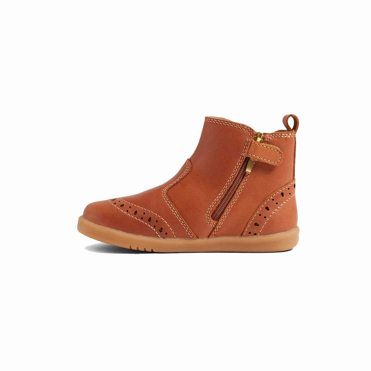 Stivaletto Bobux Kid+ Billie II Caramel in pelle caramello con cerniera laterale, bucature decorative e linguetta sul tallone