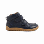 Stivaletto barefoot Bobux Kid+ Alpha Ember Navy in pelle blu con doppio velcro, anello sul tallone e suola color miele
