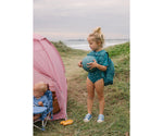 Zainetto Whale Teal Monnëka indossato dal bambino vista laterale