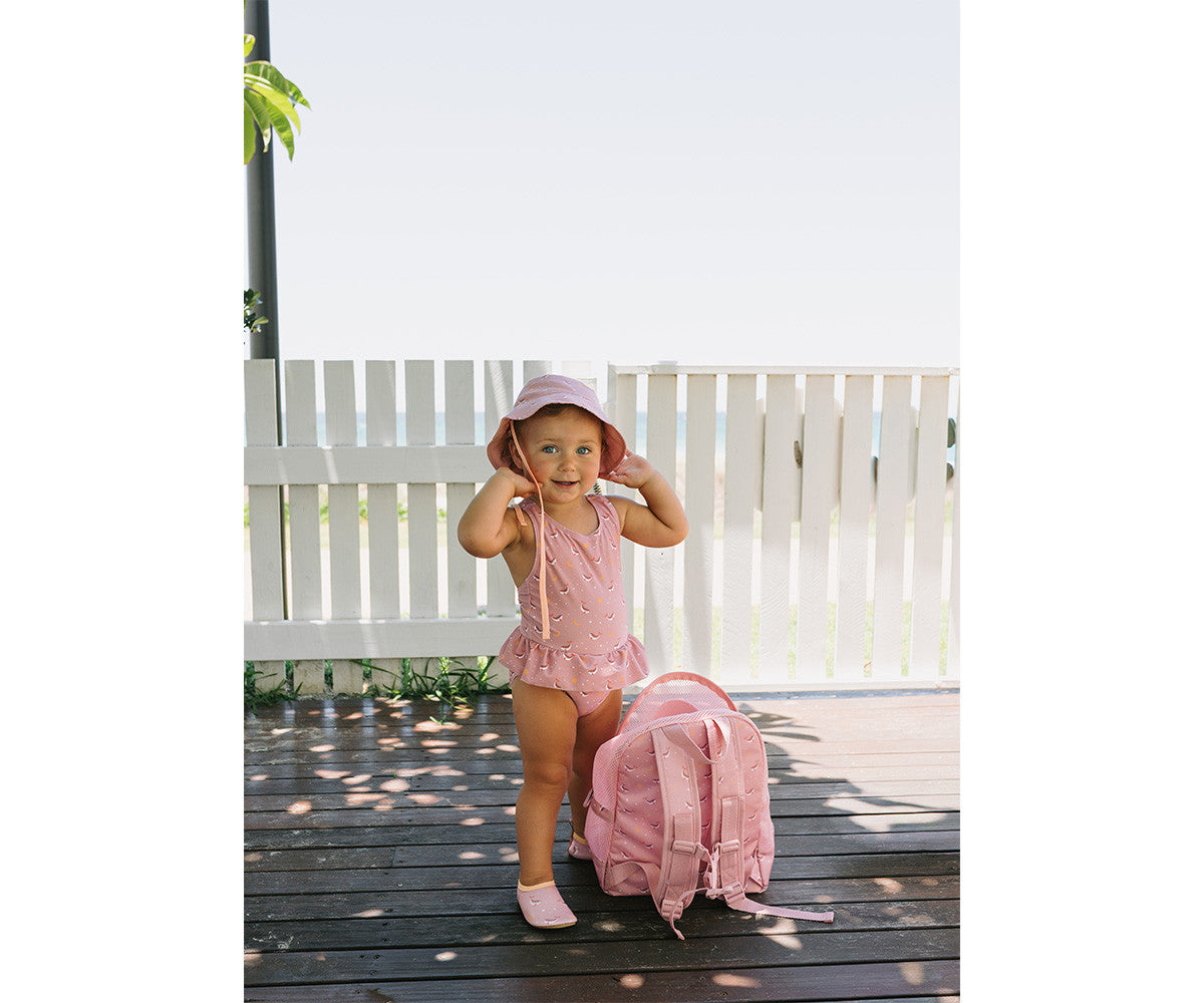 Zainetto Pink Whale Monnëka indossato dalla bambina vista laterale
