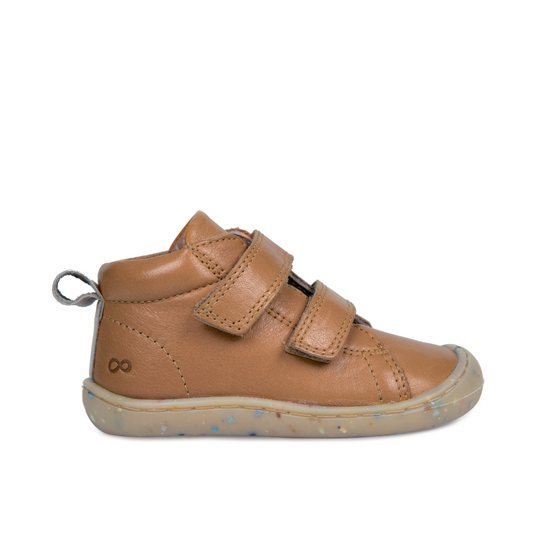 Scarponcini barefoot marrone per bambini Goosey in pelle morbida, con chiusura in velcro e suola flessibile, ideali per accompagnare i primi passi.