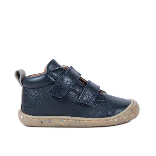 Scarponcini barefoot blu navy Goosey in pelle, con suola riciclata e chiusura a strappo, perfetti per i bambini in crescita.