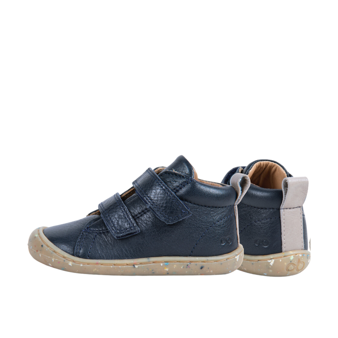 Scarponcini in pelle blu navy con suola barefoot flessibile. Il design ergonomico e la chiusura a velcro offrono un comfort duraturo e una calzata sicura.