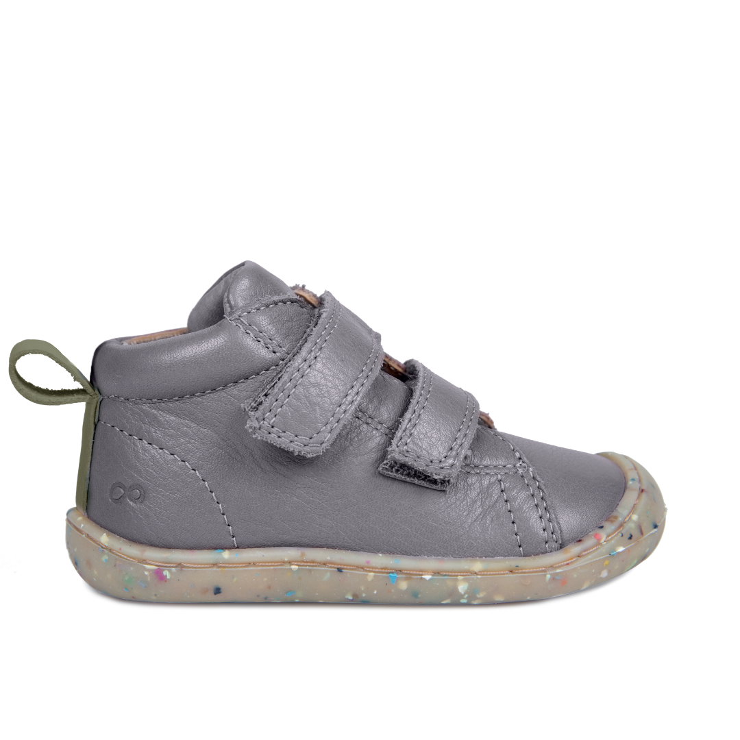 Scarponcino Barefoot Goosey in pelle grigia con dettagli verdi, suola flessibile per una camminata naturale. Design ergonomico per bambini in crescita.