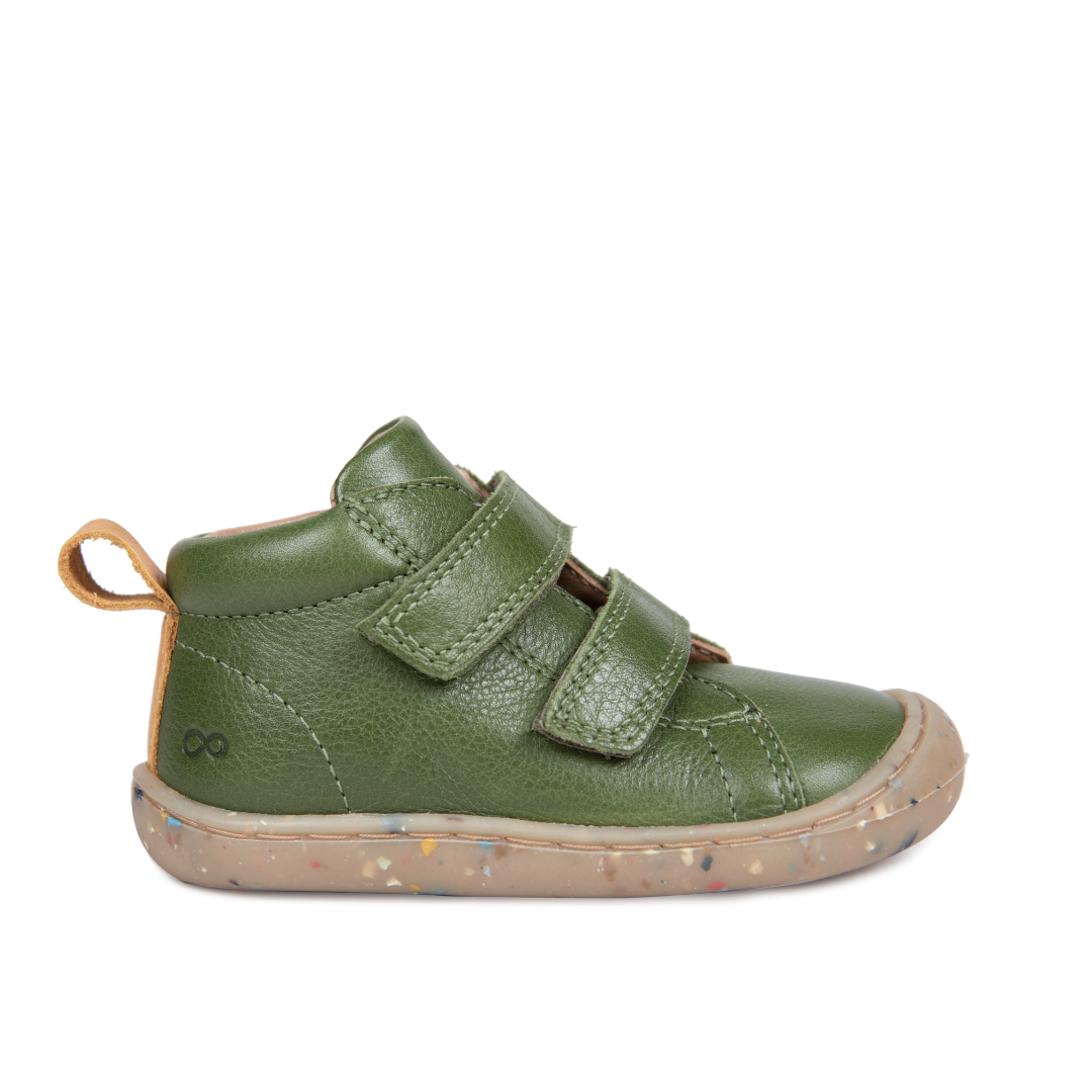 Scarponcini barefoot verde per bambini Goosey in pelle, con chiusura in velcro e suola riciclata, flessibile e adatta per la camminata naturale.