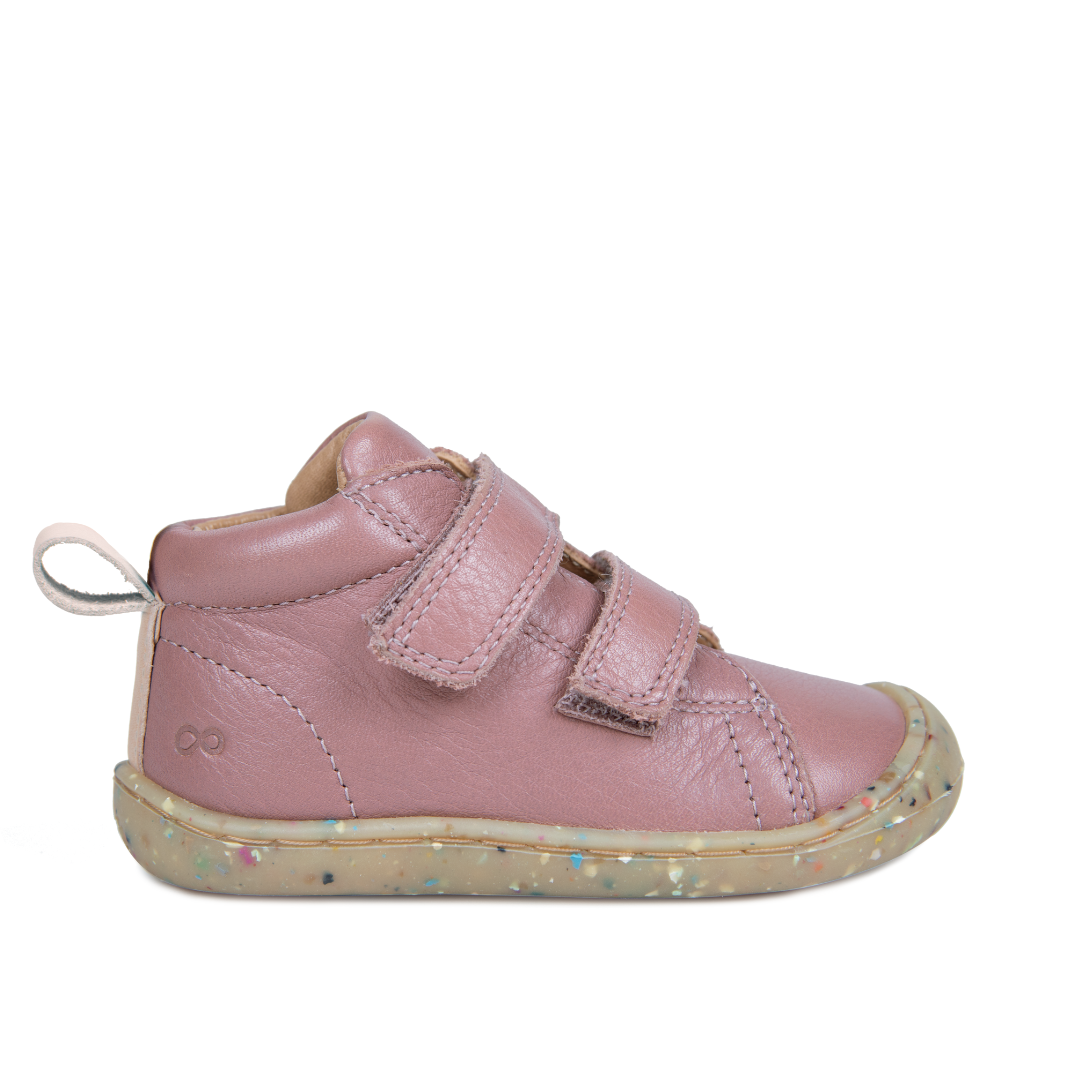 Scarponcini barefoot rosa per bambini Goosey in pelle, con ampio toebox e suola flessibile. Design perfetto per la crescita naturale dei piedini