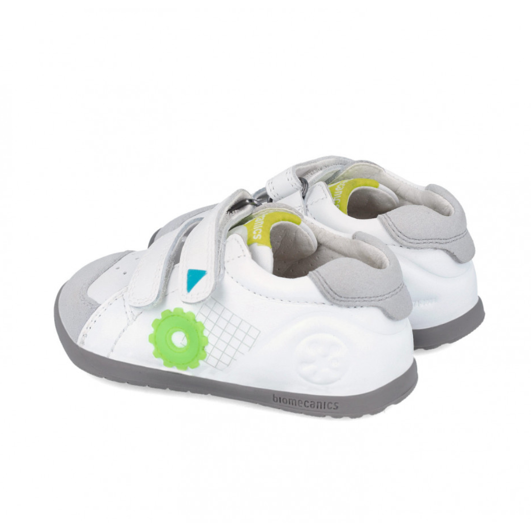 Scarpe primi passi barefoot Biomecanics Botin Toy con punta ampia e suola flessibile.