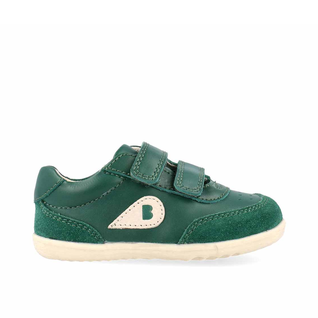 Scarpe Bobux Step Up Champ Deep Emerald + Chalk in pelle verde smeraldo con suola flessibile beige e chiusura a strappo per i primi passi dei bambini.