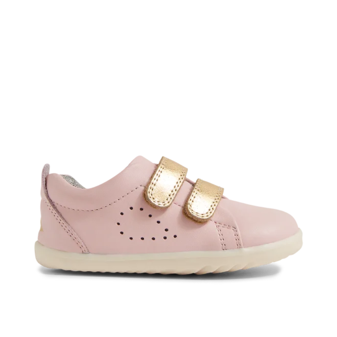 Scarpe Bobux Grass Court Ballet Pink in pelle rosa con doppio cinturino in velcro e suola flessibile.