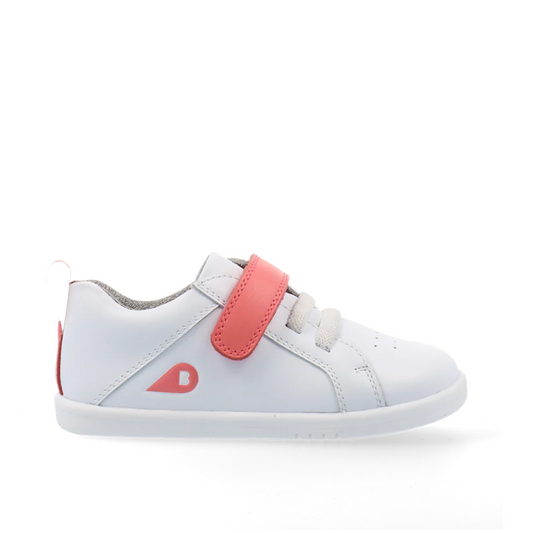 Scarpe Bobux I Walk Pace Optical White + Coral, design sportivo per bimbi attivi, suola flessibile e tomaia bianca con dettagli corallo.