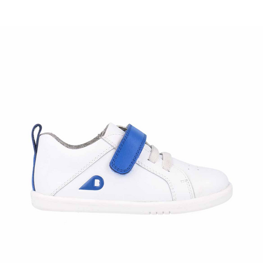 Scarpe Bobux I Walk Pace Optical White + Gentian Blue, design sportivo per bimbi attivi, suola flessibile e tomaia bianca con dettagli blu.