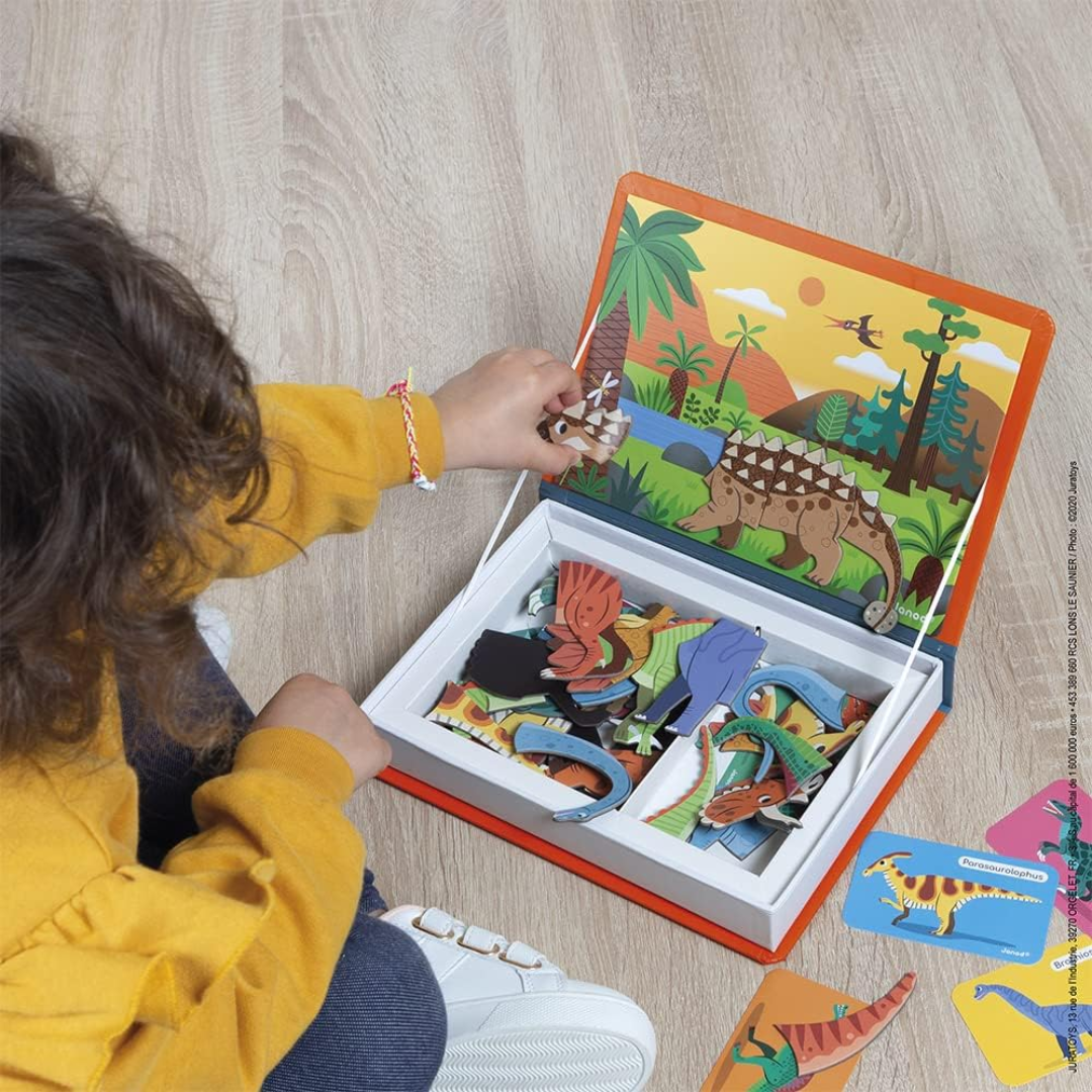 Bambino che gioca con il Magnéti'Book Dinosauri di Janod.