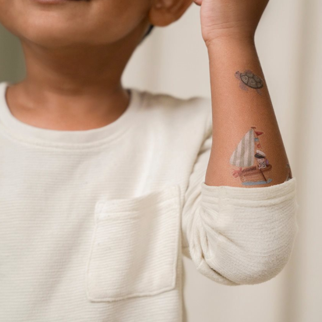 Primo piano di tatuaggi per bambini Little Dutch applicati su entrambe le braccia.