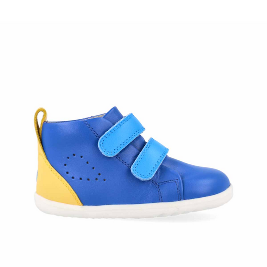 Scarpe Bobux Step Up Grass Court High in pelle blu azzurro con dettagli giallo ananas, chiusura a doppio velcro e suola flessibile, ideali per i primi passi.