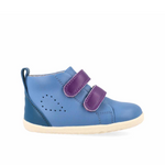 Scarpe Bobux Step Up Grass Court High in pelle blu con chiusura a strappo viola, suola flessibile bianca, ideali per primi passi. Tomaia alta per maggiore supporto.