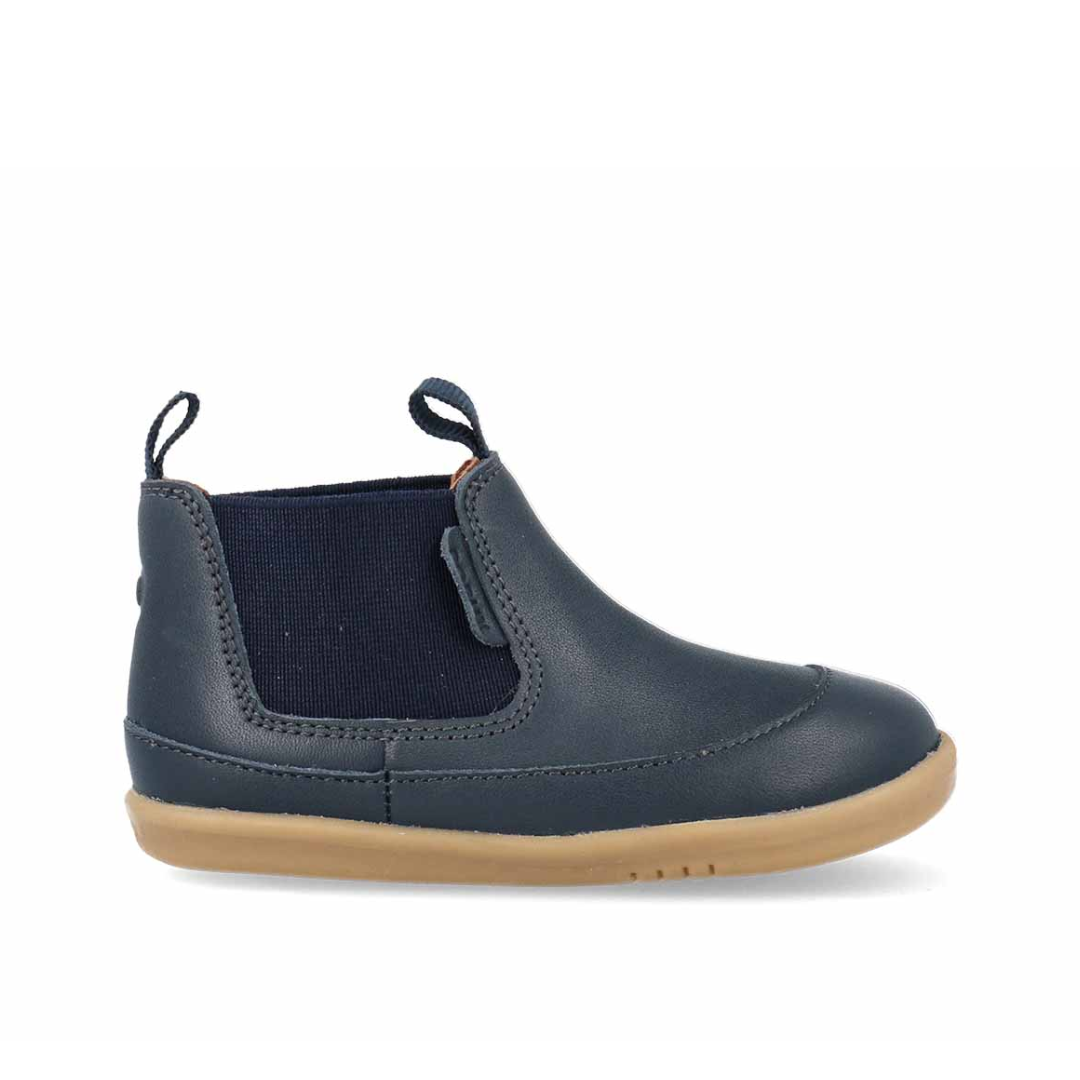 Scarpe Bobux i-Walk Traveler Navy, stivaletto in pelle blu scuro per bambini, con suola flessibile e ampio toebox.