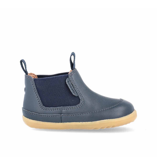 Scarpe Bobux primi passi Traveler Navy in pelle blu navy, con elastici laterali e suola flessibile, ideali per i primi passi dei bambini.