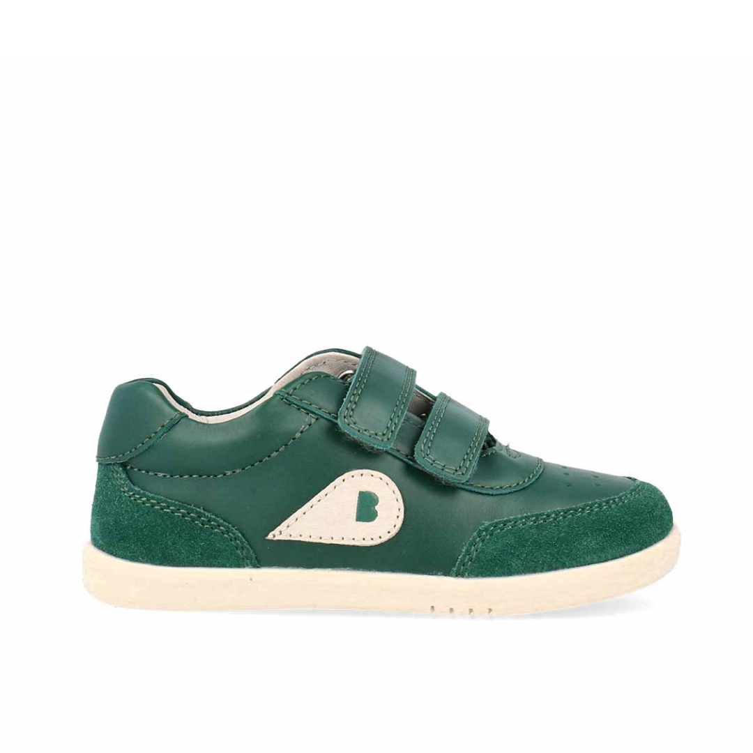 Scarpe Bobux I Walk Champ Deep Emerald + Chalk in pelle verde smeraldo con dettagli color gesso e suola beige flessibile per bambini.