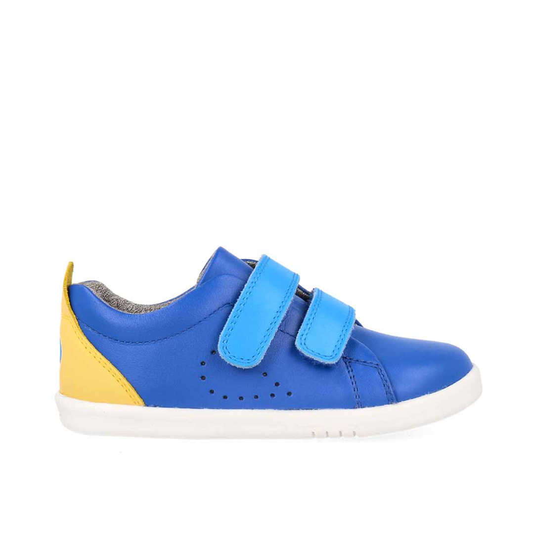 Scarpe Bobux I Walk Grass Court Azure + Pineapple Combo, vista laterale, pelle blu con dettagli gialli, suola flessibile e chiusura in velcro.