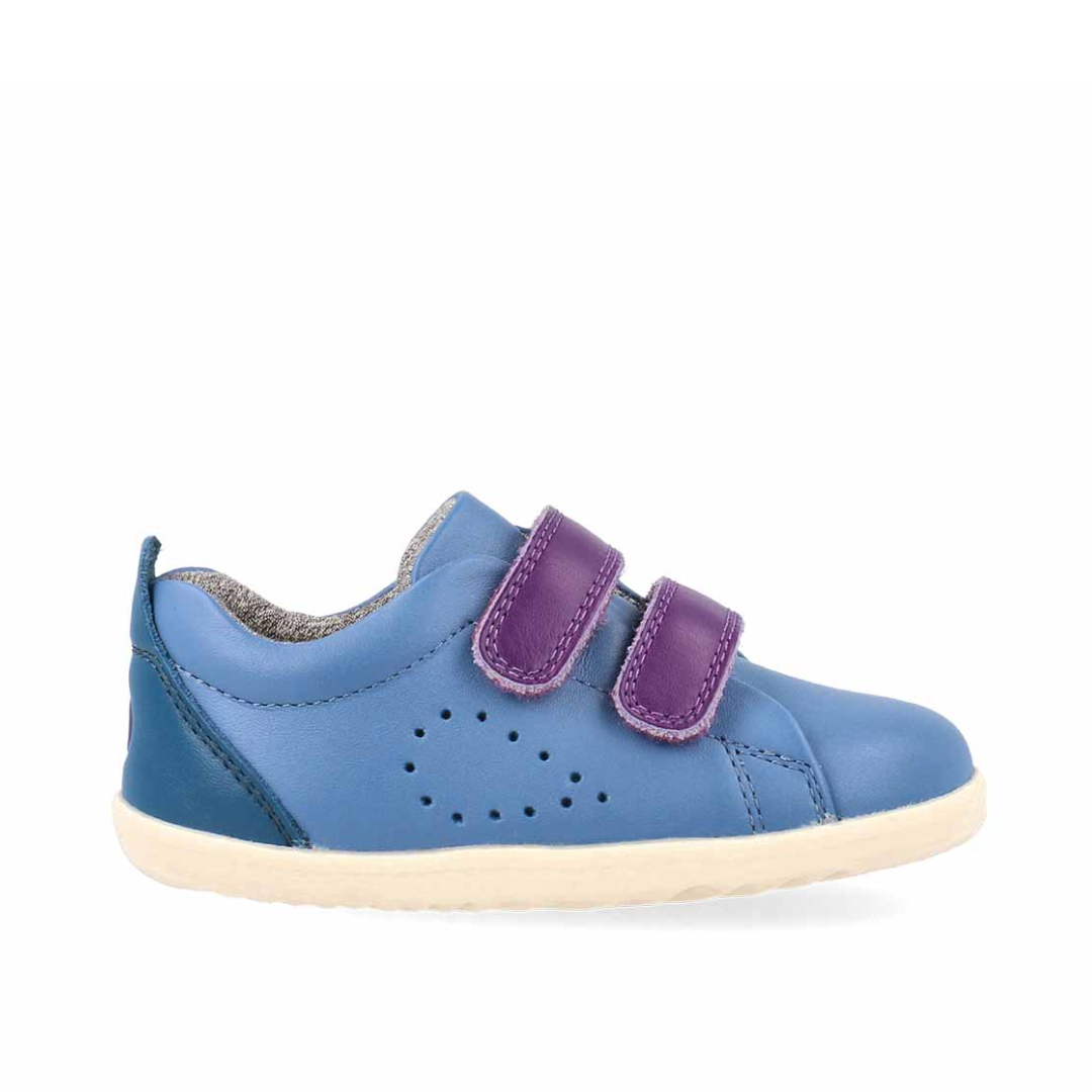 Scarpe Bobux I Walk Grass Court Elemental Blue + Purple Combo, ideali per bambini attivi dai 2 ai 4 anni, con interno in cotone canvas, chiusura a strappo e suola flessibile, vista laterale.