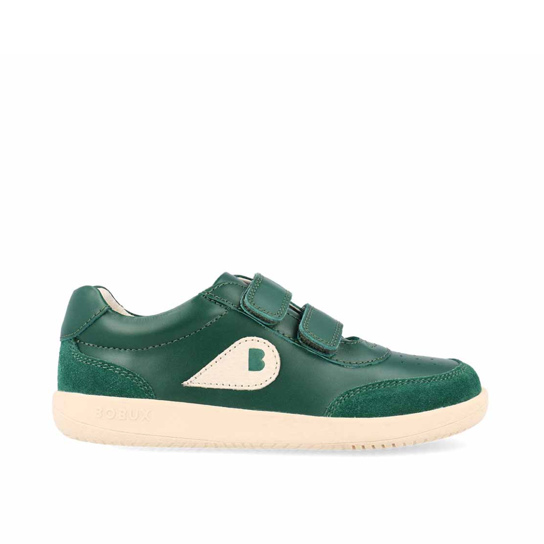 Scarpe Bobux Kid Plus Champ Deep Emerald + Chalk in pelle verde smeraldo con suola beige e doppia chiusura a strappo per bambini attivi.