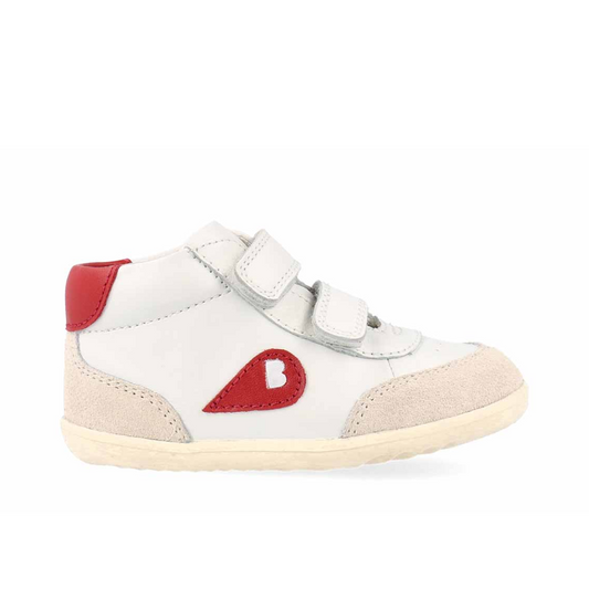  Scarpe Bobux Step Up Champ High in pelle bianca con dettagli rossi e suola flessibile, ideali per i primi passi dei bambini, con toebox ampio e doppio velcro.