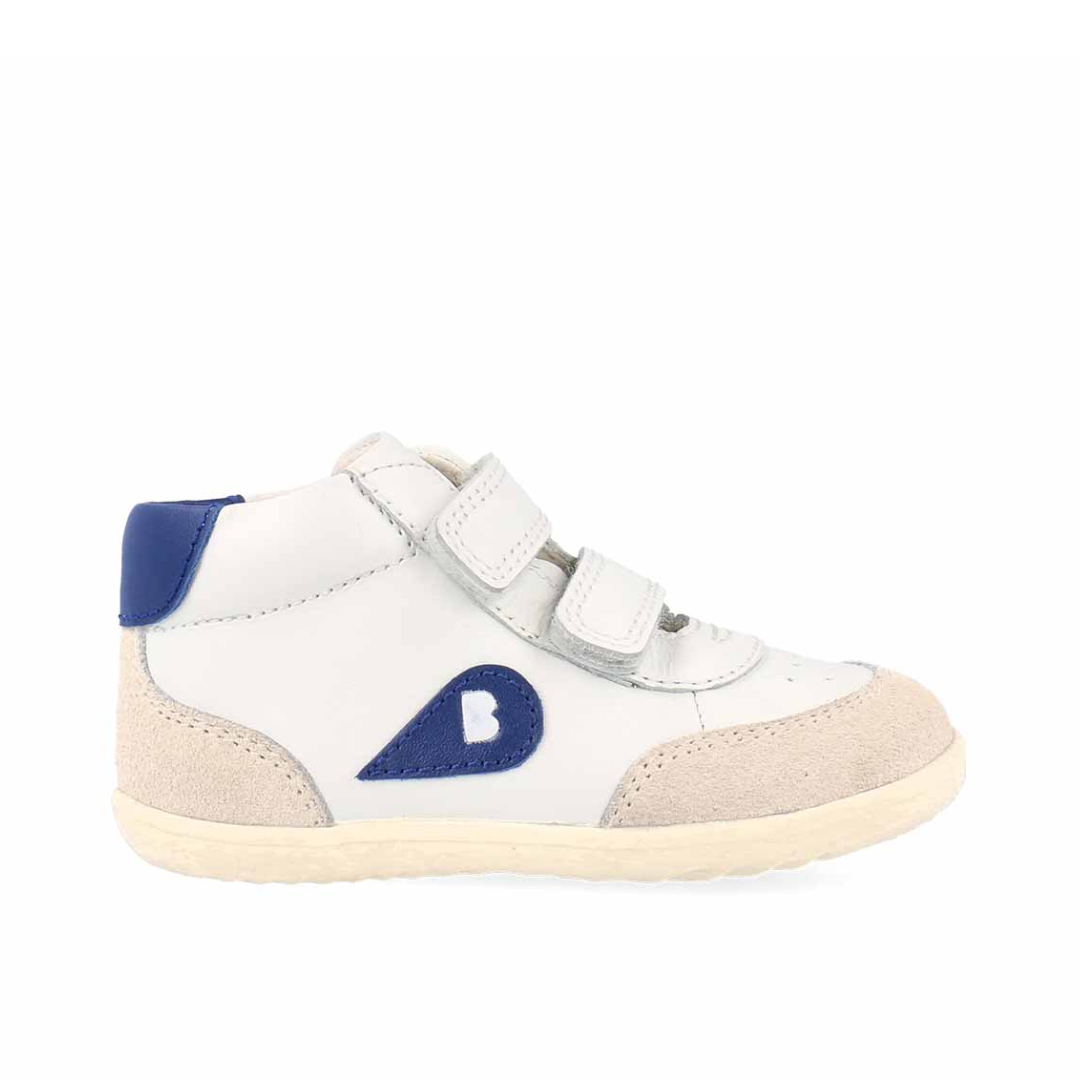 Scarponcini Bobux Step Up Champ High in pelle bianca con dettagli rossi, con suola flessibile e doppio velcro, ideali per i primi passi dei bambini.